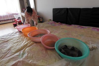 东兰楼上漏水，住户失联，小区没物管，业主维权难！律师来支招……